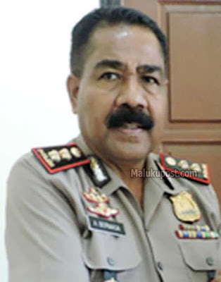 Ambon, Malukupost.com - Polres Pulau-Pulau Aru di Kabupaten Kepulauan Aru telah menertibkan sedikitnya 35 geng bermasalah yang merekrut anak-anak remaja dan gerakannya sudah menjurus negatif. "Ternyata geng ini sudah ada dari enam tahun lalu, seperti Geng Sniper Capsul, Gadis Gila, atau Geng Malaikat Pencabut Nyawa," kata Kapolres setempat, AKBP Adolf Bormasa di Ambon, Rabu (26/10). Awalnya keberadaan puluhan geng ini cukup bagus karena mereka membuat kegiatannya dalam grup dance dan merekrut anak-anak SMP kelas satu dan SMU atau pun madrasah. Tetapi belakangan mulai menjurus ke hal-hal negatif seperti ada renungan suci di pantai malam hari sampai subuh dan ada perpeloncoan yang melibatkan dua komunitas yang muslim maupun nasrani, dan menyatakan sumpah setia kepada organisasi dengan cara yang unik. Untuk yang nasrani, kata Kapolres, mereka harus bersumpah dengan meletakkan kitab suci Alkitab di atas kepala, sedangkan bagi yang muslim harus meletakkan tangannya di atas kitab suci Al Quran. Ironisnya lagi, kegiatan geng saat ini makin menjurus kepada penggunaan obat-obatan dan setelah polisi menemukan kasus tersebut langsung berkoordinasi dengan bupati dan diinstruksikan kepada polres untuk menghentikan kegiatan mereka. Setiap geng memiliki ciri khas tersendiri dan ada logo khususnya yang dibuat pada baju kaos mereka. "Sekarang kita lagi berproses dan anak-anak anggota geng dijadikan korban oleh polisi tetapi yang berstatus pimpinan akan dijerat dengan masalah hukum karena merekrut anak-anak bawah umur ikuti aliran-aliran yang diduga sesat," tandasnya. Sejumlah alat bukti termasuk rekaman video saat anggota geng melakukan ritual di pantai juga telah disita polisi. Kapolres mencontohkan geng sniper capsul itu harus memakai cap darah dari jari yang dilukai dan itu cukup berbahaya bagi kesehatan mereka. Alasannya kalau ada di antara anggota geng yang mengidap penyakit berbahaya dan menular akan berpindah kepada anggota yang lain saat melukai jari mereka dan menempelkannya di selembar kain hitam. "Sekarang kami sudah menghentikan kegiatan mereka bersama semua unsur dari tokoh agama, pemuda, Dinas Pendidikan, TNI/Polri dan muspida dengan cara masuk sekolah-sekolah untuk sosialisasi dan satu hari bisa tiga sampai empat semua sekolah SD-SMA dan Madrasah termasuk masjid dan gereja," jelas Kapolres. (MP-4)