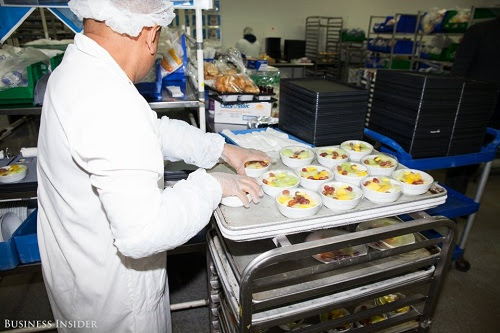 Sự thật có thể khiến bạn không dám đụng tới thức ăn trên máy bay