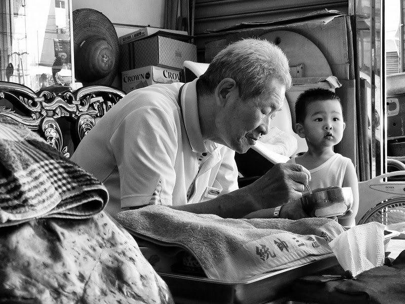 阿公：尼初ㄓㄟ格看看啦