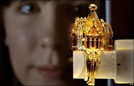 A 14th Century gold Jewish wedding ring 