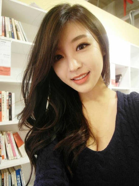 韓国の美しくセクシーな女性大学生キャスターの学校での写真 新華網日本語