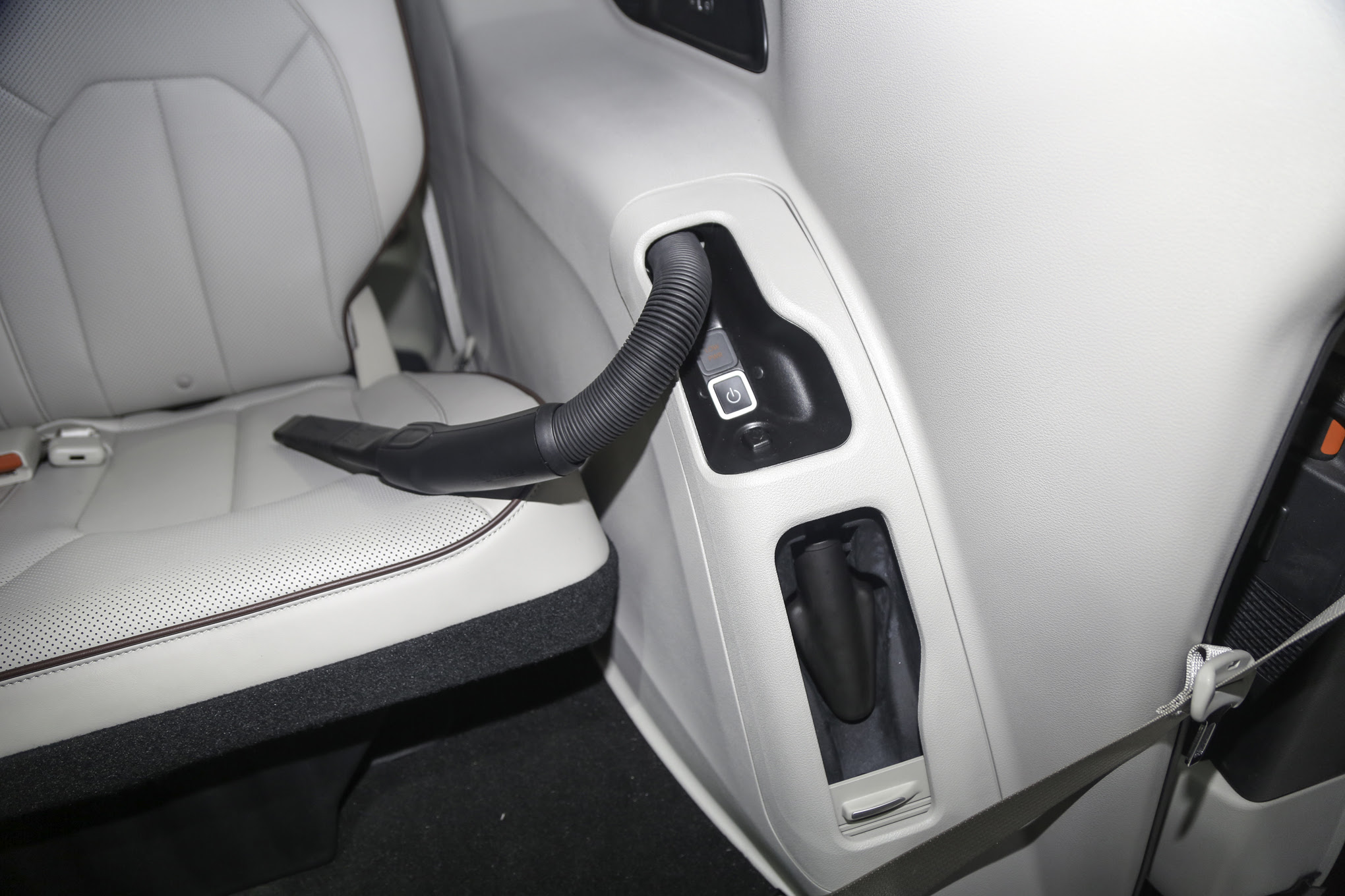 2017 Chrysler Pacifica Limited vacuum