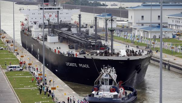 El buque Lycaste Peace cruza por la esclusa de Cocolí; tras atravesar el nuevo Canal de Panamá. / EFE