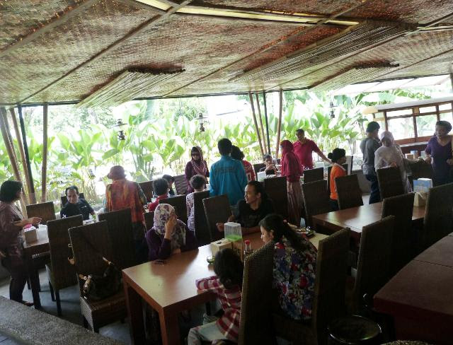 Berita Harian Kosmo Gaya Unik Sajian Sunda di Alas Daun Berita Harian Kosmo Gaya Unik Sajian Sunda di Alas Daun