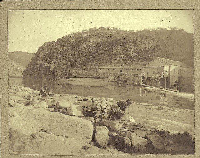 Lavanderas junto al Tajo a principios del siglo XX. Fotografía de D. Pedro Román Martínez. Diputación de Toledo, Centro de Estudios Juan de Mariana