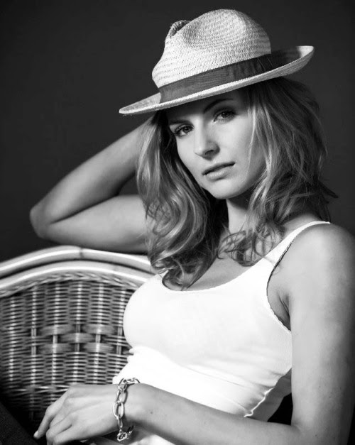 viva bianca. tagged Viva Bianca black and