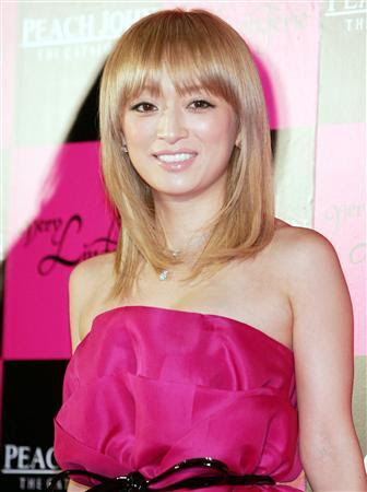 浜崎あゆみピンチ 右手大ケガで紅白 代役案 も 謎が多いなー