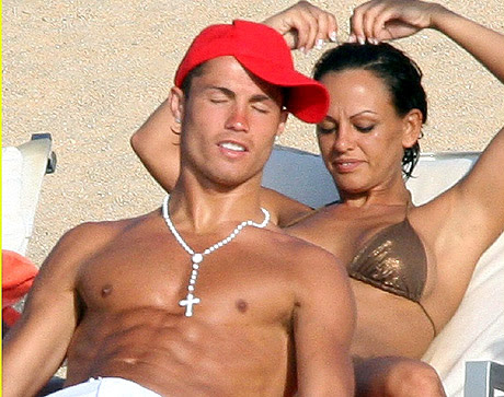 Cristiano Ronaldo, en la playa, con Nereida Gallardo cuando eran novios. | Bravo