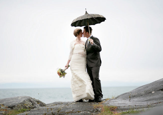 parasols_wedding_09 rainy wedding couple with vintage parasol umbrella