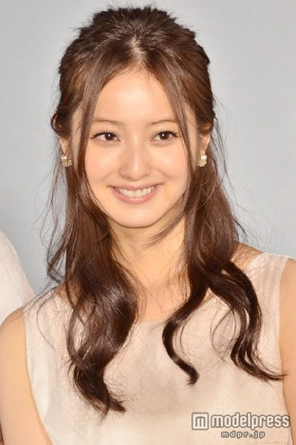 世界の最も美しい顔100人に選ばれた 美しさに見惚れてしまう佐々木希の出演作品や髪型まとめ Akogare