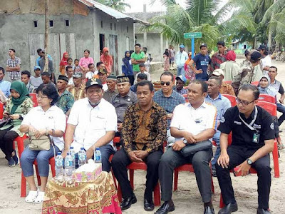 Tual, Malukupost.com - Pemerintah Kota (Pemkot) Tual menjaring aspirasi masyarakat setempat dengan menggelar acara tatap muka dengan warga desa dan dusun. Siaran pers Humas Pemkot Tual yang diterima media ini, Minggu (23/7), menyatakan, Wali Kota Adam Rahayaan bersama seluruh pimpinan Satuan Perangkat Kerja Daerah (SKPD) menggelar pertemuan dengan warga masyarakat, tokoh adat, tokoh agama, serta perangkat pemerintah Desa Taar, Kecamatan Dullah Selatan.