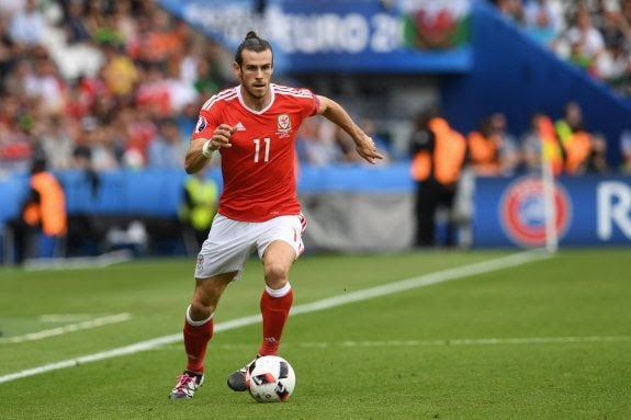 Gareth Bale durante el partido Gales-Irlanda, en octavos de final de la Eurocopa. :: AFP / PAUL ELLIS