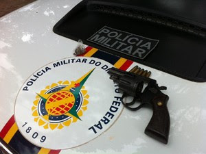 Agentes da Polícia Militar do DF apreenderam na manhã deste domingo (1º) cinco homens em um veículo estacionado na Prainha do Lago Norte. De acordo com informações da polícia, junto com os detidos foi encontrado um revólver calibre .38 e uma porção de mac (Foto: PM / Divulgação)