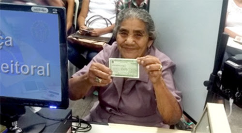 Dona Maria fez a biometria e recebeu o Título Eleitoral pela 1ª vez​ (Foto: TRE Ceará)