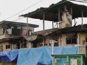 Apartamento onde mãe e filho morreram abraçados ficou destruído após incêndio no Japão (Foto: Reprodução / TV Tribuna)