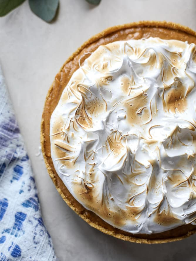 chocolate pumpkin pie with marshmallow I howsweeteats.com #thanksgiving #pumpkin #pie