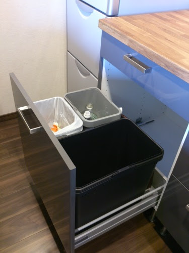 わが家のikeaキッチン収納棚その3 ごみ分別とごみ箱の上の引き出しに入れる物 ４人家族の３ldkインテリア 楽天ブログ