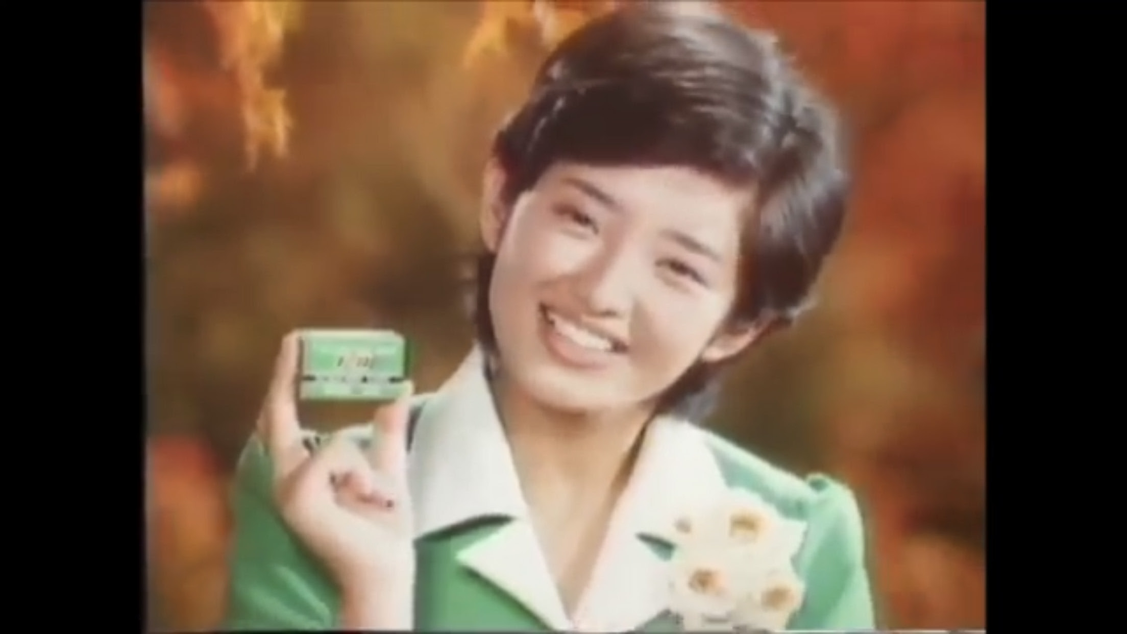 富士フイルムtvcm 1975 生活にとって必要なもの 人生にとって大切なもの 山口百恵さんとさだまさしさんの 秋桜 コスモス 想い出を未来へ運ぶ始発駅 安瑠芭夢驛 吉 川 写 真 店