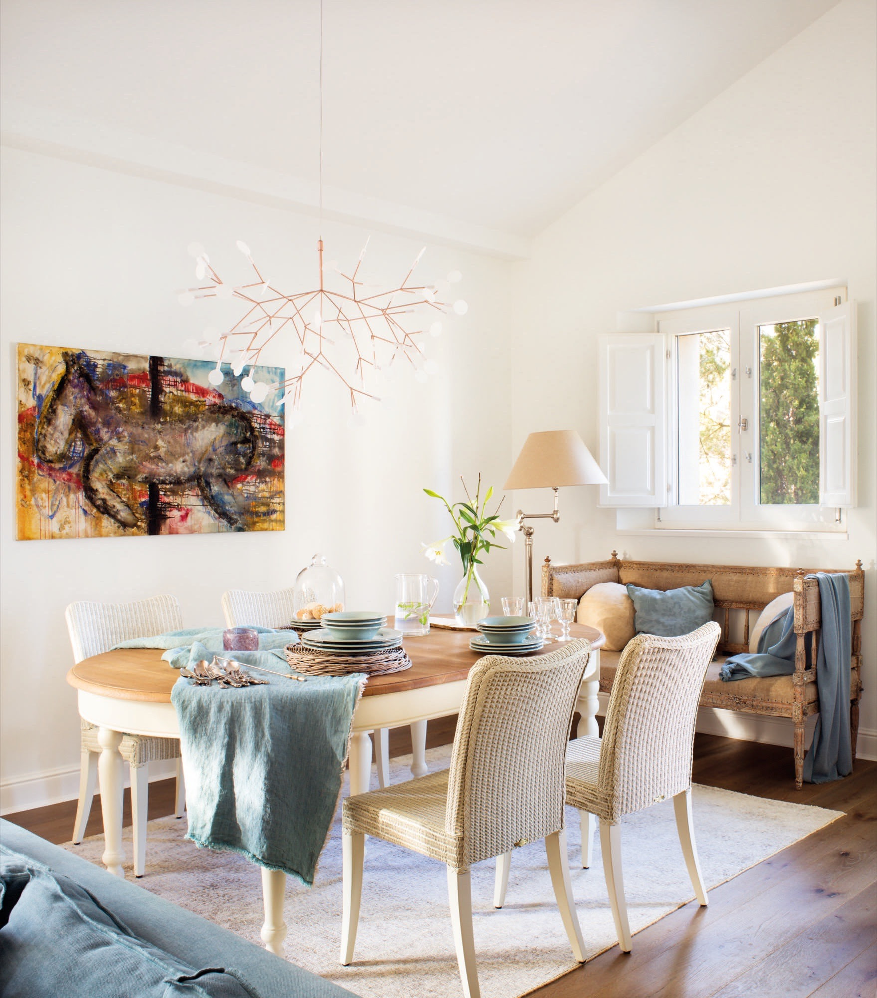 comedor de estilo provenzal con una lámpara divertida