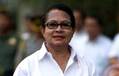 Masohi, Malukupost.com - Menteri Pemberdayaan Perempuan dan Perlindungan Anak (PPPA) Yohana Yembise berharap kabupaten dan kota di Provinsi Maluku bisa meraih penghargaan Kabupaten/Kota Layak Anak yang digelar oleh kementeriannya. "Saya harap ke depan supaya kabupaten-kabupaten yang ada sampai di tingkat desa juga bisa mendapat penghargaan, terutama gubernur dan para bupati," kata Menteri Yohana usai meluncurkan desa Layeni, Kecamatan Teon Nila Serua, Kabupaten Maluku Tengah sebagai Negeri Layak Anak, Jumat (26/5).