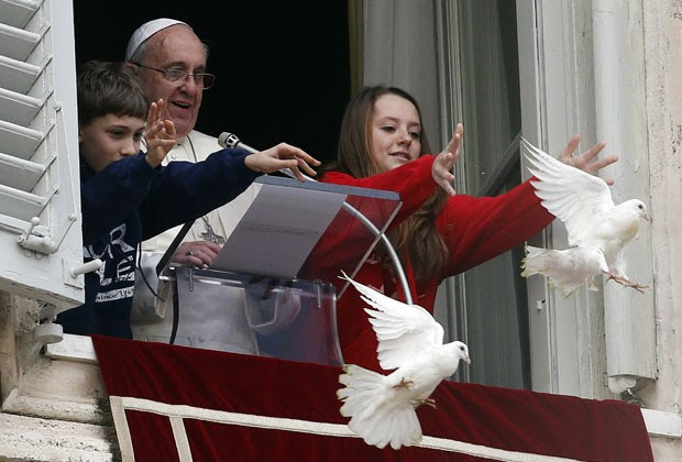 Crianças soltam pombas brancas ao lado do Papa Francisco neste domingo (26) no Vaticano (Foto: Alessandro Bianchi/Reuters)