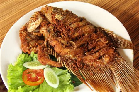 Campur tepung dengan bumbu halus dan air hingga . Ini 4 Langkah Bikin Ikan Goreng Garing dan Renyah