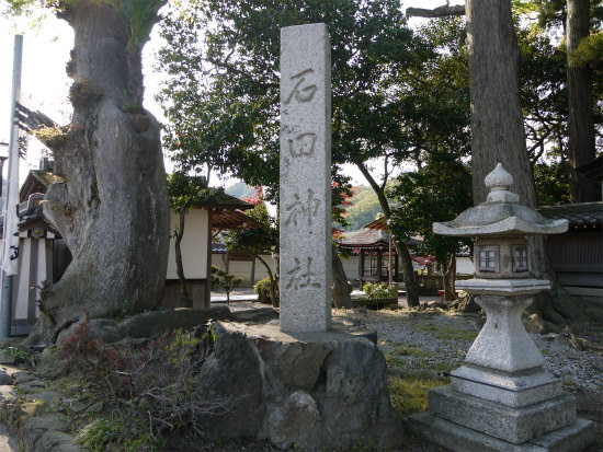 長浜市石田町の石田三成供養塔 武将の銅像と墓参り