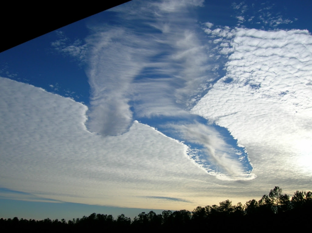 Необычные облака с дырками - Fallstreak