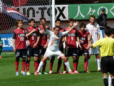フリーキック蹴るふりして そのまま壁にヒップアタック もちろんレッドカード 13年06月10日の人物2人以上のボケ ボケて Bokete