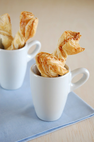 Puff pastry cheese twists / Torcidinhos de queijo