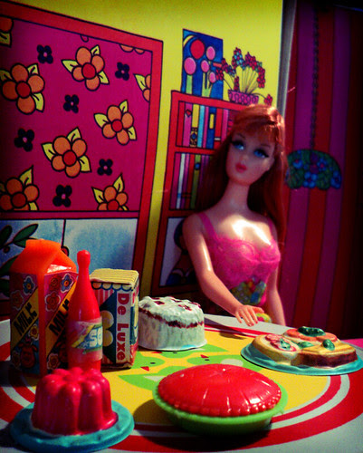 Unable to stick to her strict diet, Mia secretly binges while her roommate Ana isn't home.