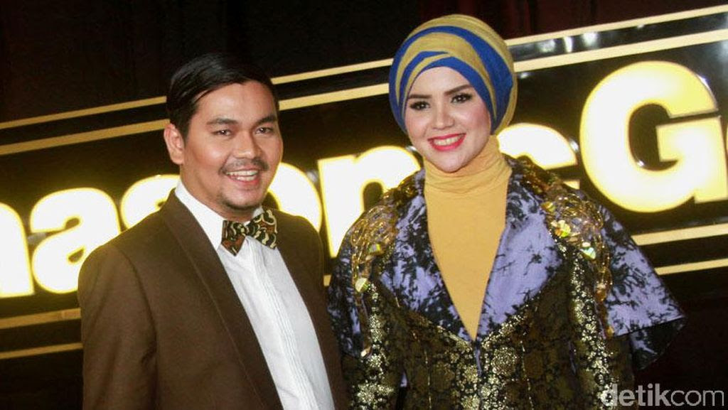 Keluarga Indra Bekti Bertema Nusantara
