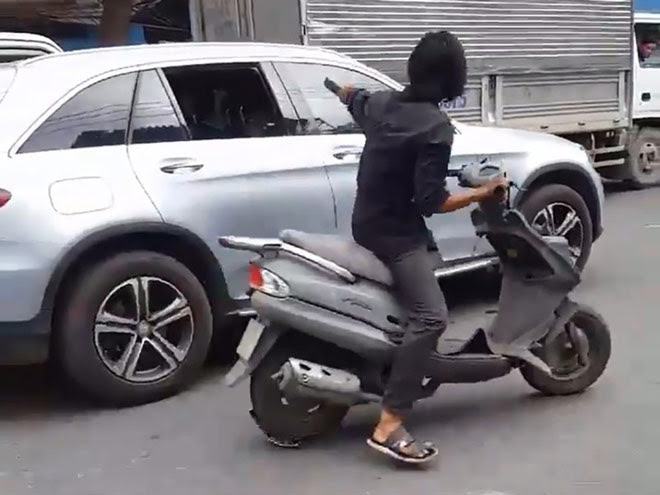 Kẻ chém kính ô tô ở Sài Gòn khai "do bị ép xe khi chạy" - 3