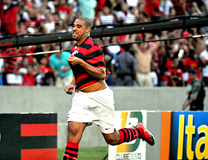 Adriano comemora gol pelo Flamengo na estreia contra o Atlético-PR (Foto: André Durão / Globoesporte.com)