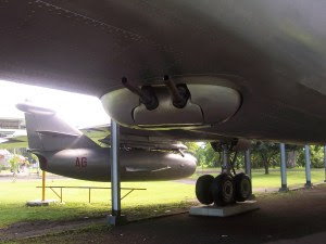 dua laras kanon putar di bagian bawah pesawat