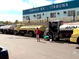 Carros-pipa em Itabuna (Foto: Reprodução/TV Santa Cruz)