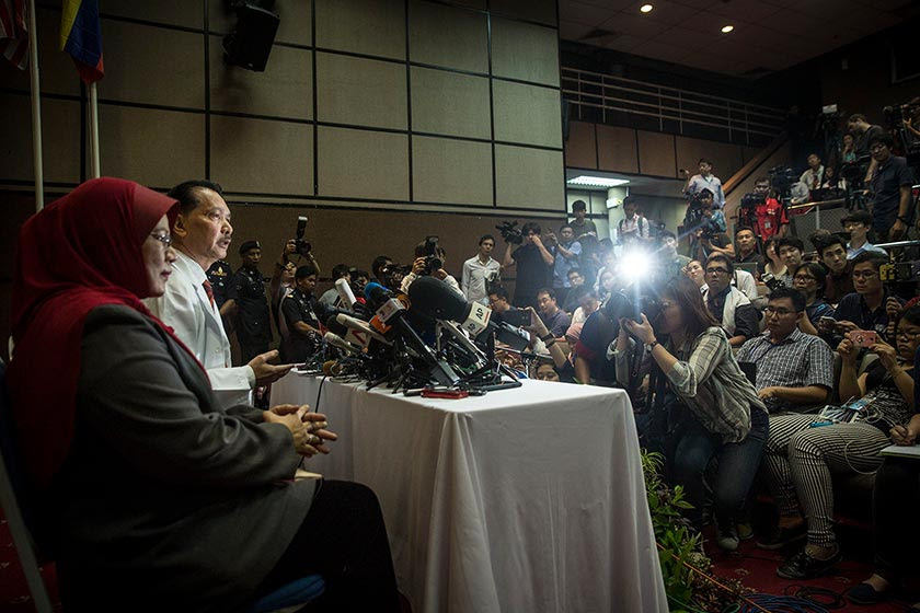 Ketua Pengarah Kesihatan, Datuk Dr Noor Hisham Abdullah (dua dari kiri) mengadakan sidang media tergempar perkembangan forensik pembunuhan Kim Jong Nam di Hospital Kuala Lumpur (HKL) - Foto Astro AWANI / SHAHIR OMAR