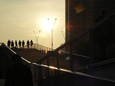 silhouettes sur la passerelle simone de beauvoir.jpg
