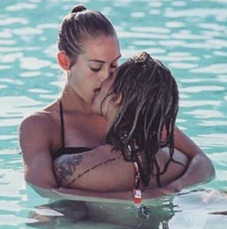 Nikki Shumaker e Mayssa Pessoa trocam carinhos