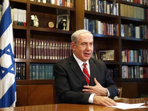 O premiê de Israel, Benjamin Netanyahu, dá entrevista nesta segunda-feira (17) (Foto: Reuters)