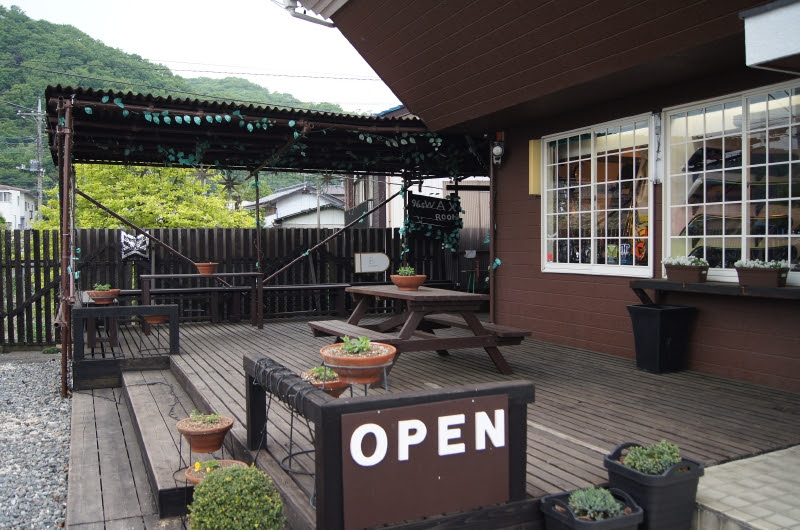 the house snowboard shop