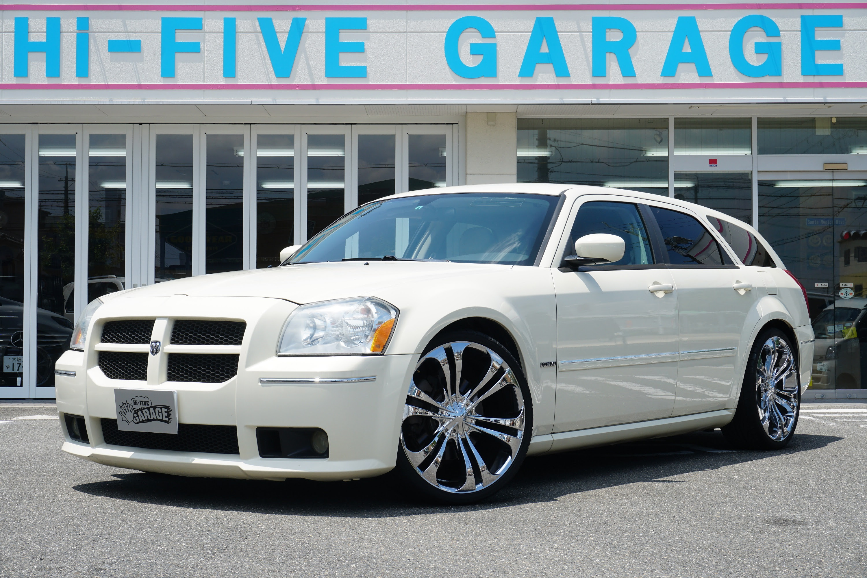 ダッジ マグナムr T 4wd 新車並行車 Kw車高調 大阪府摂津市のアメ車専門店hi Five Garageは新車や中古車 ビンテージカー 各種パーツ 代行輸入まで充実のサービス体制を取り揃えております