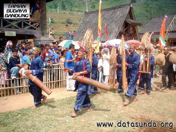 PENDIDIKANHOT: KEBUDAYAAN YANG BERASAL DARI JAWA BARAT 