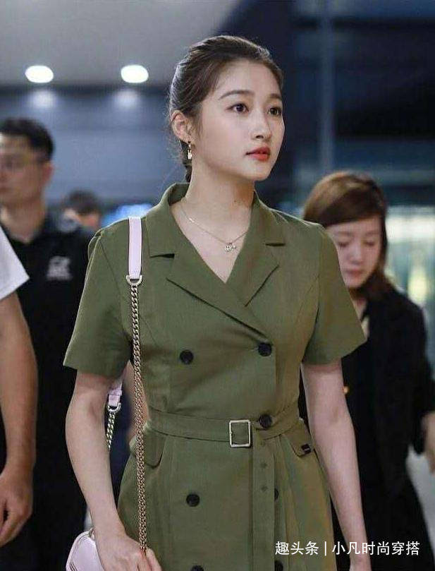 173关晓彤撞上161泫雅 差12cm穿同款连衣裙 腿太真实 军绿色