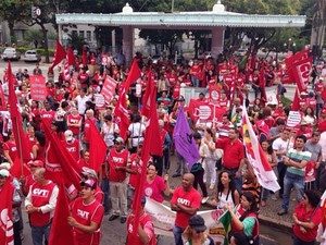 Manifestantes se reúnem na Praça Cívica, no Centro de Goiânia (Foto: Luísa Gomes/G1)