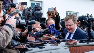 Sigmundur Gunnlaugsson abandonant la seu de la presidència del país (EFE)