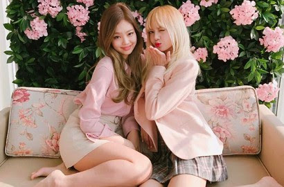 Foto: Potret Lisa dan Jennie saat belanja bareng di mall di Bangkok ini beredar luas di media sosial http://ift.tt/20kt43r - Berita Terkini Lisa dan Jennie Terbaru Hari Ini -Lisa Black Pink pulang ke kampung halamannya di Bangkok, Thailand, Jumat (27/10 lalu untuk merayakan Tahun Baru Imlek bersama keluarga. Rupanya kepulangan Lisa ke Bangkok ini juga diikuti Jennie yang berangkat kira-kira pada Minggu (29/1). 