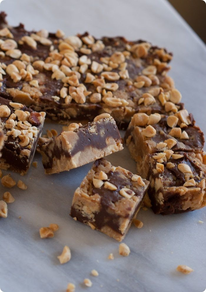 easy peanut butter chocolate fudge from @bakeat350