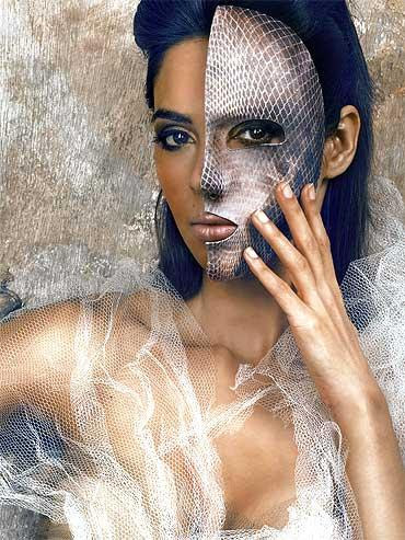 mallika sherawat kiss. Mallika Sherawat kiss with snake in Hisss