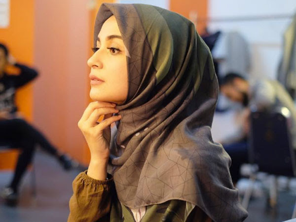 Nggak Harus Hitam 4 Jilbab Dengan Warna Netral Ala Gitasav Ini Bisa